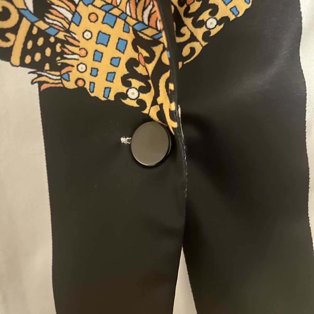 Beautiful Blazer - Picture 4 of 4